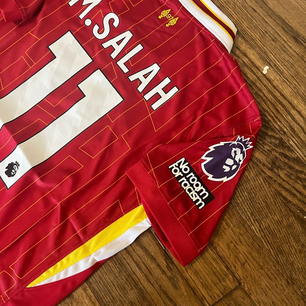 Liverpool 2024/2025 Home Soccer Jersey - Picture 3 of 8